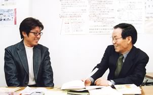 安藤榮理事長と俳優の布川敏和さんの対談風景
